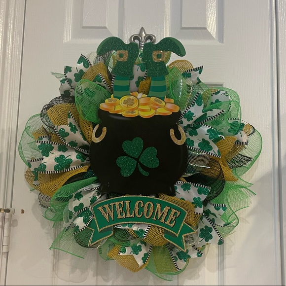 St. Patrick’s Day wreath “POT OF GOLD” Greens, black, golds. 18” very full! - Picture 7 of 8